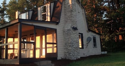 Charming Lake Cottage est 1903! Private and relaxing waterfront, family fun!
