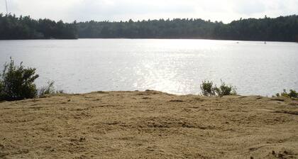 Charming Lake Cottage est 1903! Private and relaxing waterfront, family fun!