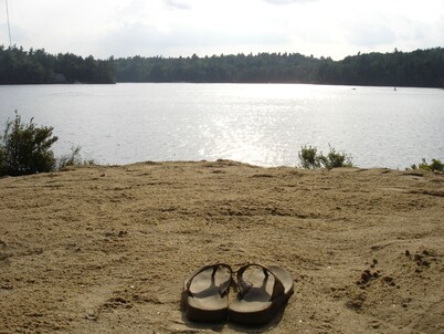 Charming Lake Cottage est 1903! Private and relaxing waterfront, family fun!