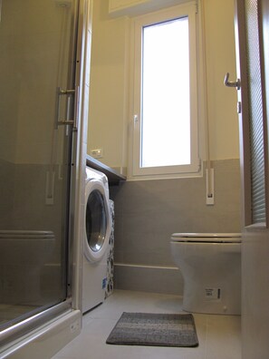 Ensemble douche/baignoire, sèche-cheveux, bidet, serviettes fournies