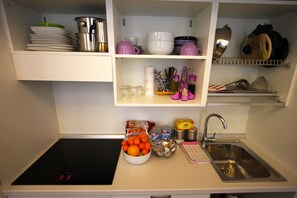 Kühlschrank, Mikrowelle, Herdplatte, Geschirrspüler