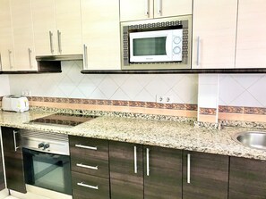 Fridge, microwave, oven, coffee/tea maker - LOS RANCHOS LEVANTE APARTMENT R034 (Benidorm)