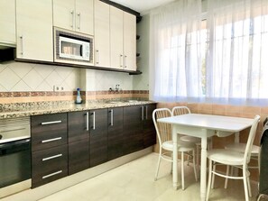 Fridge, microwave, oven, coffee/tea maker - LOS RANCHOS LEVANTE APARTMENT R034 (Benidorm)