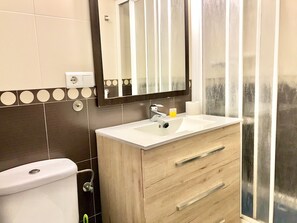Shower, hair dryer, towels - LOS RANCHOS LEVANTE APARTMENT R034 (Benidorm)
