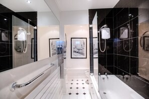 Apartamento, 2 habitaciones | Baño | Ducha, secador de pelo y toallas