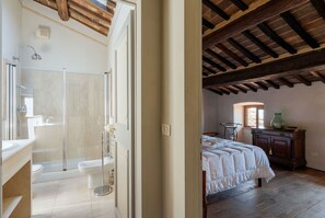 Douche, sèche-cheveux, bidet