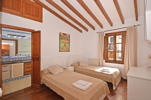 2 slaapkamers, een strijkplank/strijkijzer, gratis wifi, beddengoed