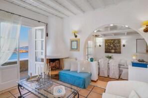 Fernseher, Kamin, Stereoanlage