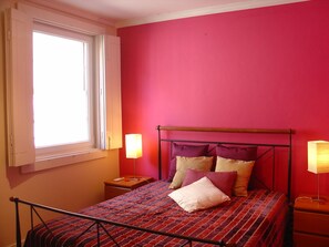 2 sovrum, skrivbord, strykjärn/strykbräda och gratis wi-fi