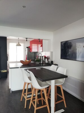 Dining - Large 200-sq.m vacation home, 300 m from the beach and downtown (Larmor-Plage)