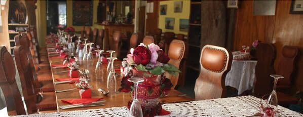 Déjeuner, dîner et souper servis sur place; cuisine locale 