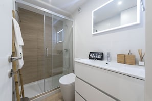 Dusche, Haartrockner, Handtücher