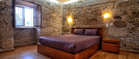 6 chambres, fer et planche à repasser, lit de bébé portatif