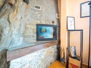 Interior - Romantic Escape with Terrace (La Omañuela, León)