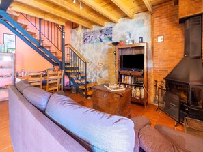 Fernseher, Kamin, DVD-Player