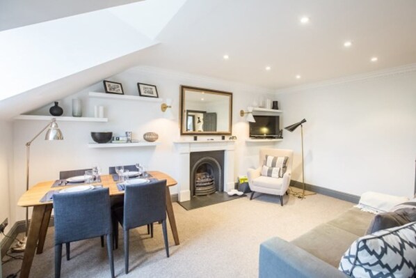 Apartment, 2 Bedrooms | In-room dining