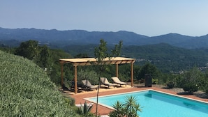 A pool with a pergola and lounge chairs overlooking a mountainous landscape. - Luxury Private Villa with 15mx6m Pool. Private Setting with Panoramic views (orturano, bagnone)