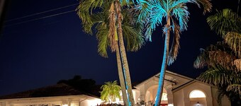 4 bedrooms (2 MASTERBÄDER) in total 3 bathrooms SOUTH-facing large pool, boat dock fiber optic network