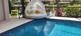 4 bedrooms (2 MASTERBÄDER) in total 3 bathrooms SOUTH-facing large pool, boat dock fiber optic network