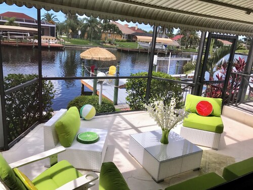 4 bedrooms (2 MASTERBÄDER) in total 3 bathrooms SOUTH-facing large pool, boat dock fiber optic network