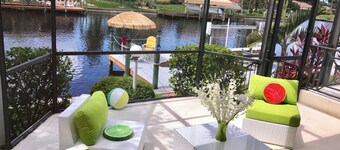 4 bedrooms (2 MASTERBÄDER) in total 3 bathrooms SOUTH-facing large pool, boat dock fiber optic network