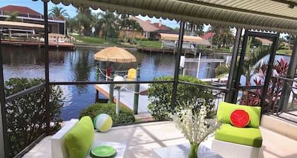 4 bedrooms (2 MASTERBÄDER) in total 3 bathrooms SOUTH-facing large pool, boat dock fiber optic network