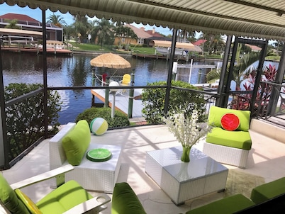 4 bedrooms (2 MASTERBÄDER) in total 3 bathrooms SOUTH-facing large pool, boat dock fiber optic network