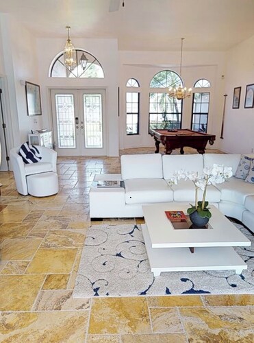 4 bedrooms (2 MASTERBÄDER) in total 3 bathrooms SOUTH-facing large pool, boat dock fiber optic network