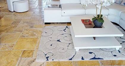 4 dormitorios (2 MASTER) 3 baños, orientación sur, piscina de agua salada, muelle, acceso al golf