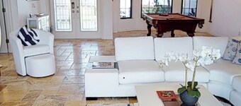 4 bedrooms (2 MASTERBÄDER) in total 3 bathrooms SOUTH-facing large pool, boat dock fiber optic network