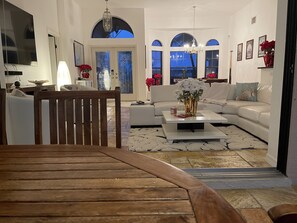 Smart TV, books, music library, stereo