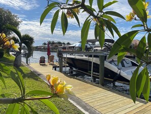 Marina - 4 bedrooms (2 MASTER) in total 3 bath SOUTH-facing large pool, boat dock (Cape Coral)