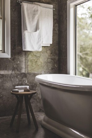 Estudio, 2 habitaciones, junto a la montaña (The Aerial) | Baño | Tina, tina profunda, amenidades de baño gratuitas, secadora de cabello