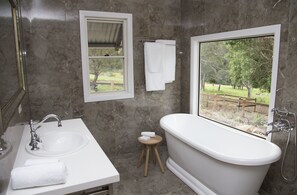 Baignoire, baignoire profonde, articles de toilette (gratuits)