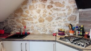 Fridge, microwave, oven, stovetop - In the heart of Provence, near the verdon stone house of character (Varages)