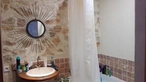 Bathtub, hair dryer, towels - In the heart of Provence, near the verdon stone house of character (Varages)