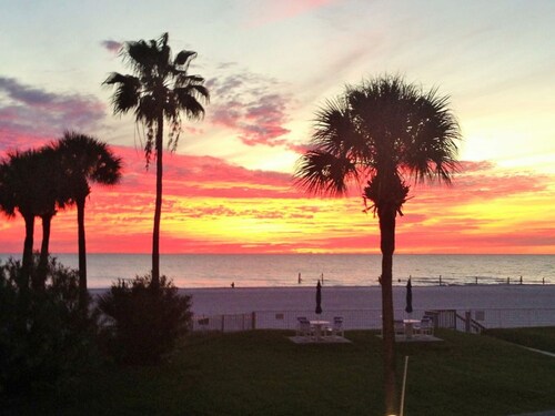 302 Beautiful 3bdrm/3bath Gulf front w Jacuzzi-Heated Pool Btwn Clrwtr- St Pete