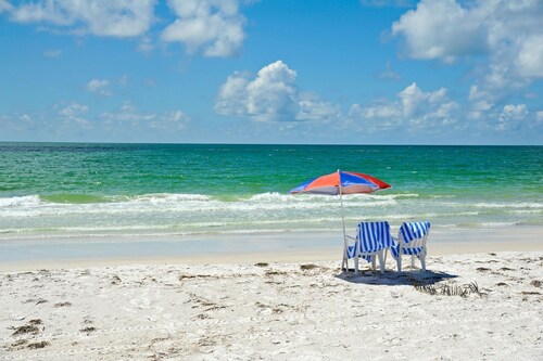 302 Beautiful 3bdrm/3bath Gulf front w Jacuzzi-Heated Pool Btwn Clrwtr- St Pete.
