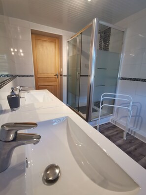 Dusche, kostenlose Toilettenartikel, Haartrockner, Handtücher