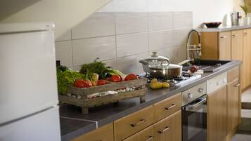 Een koelkast, een microgolfoven, een oven, een kookplaat