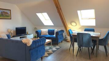 Télévision, lecteur de DVD, table de tennis de table, livres