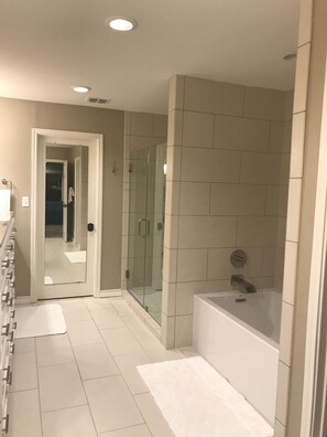 Kombination af bruser/badekar, håndklæder, Sæbe, Shampoo