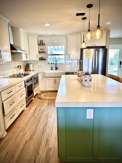 Luxurious Water-Front Home W/Million Dollar Views, Pier/Light, Fantastic Fishing