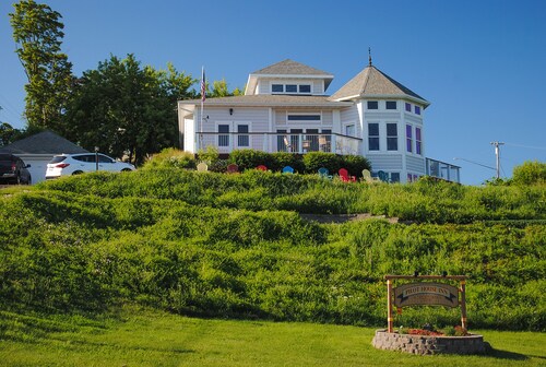 Pilot House B & B Bayfield "Crew's Quarters" Sleeps 2, private bath with shower.