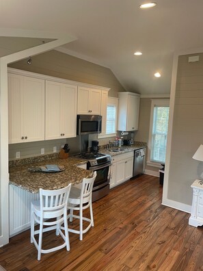 Kjøleskap, mikrobølgeovn, ovn og kokeplater