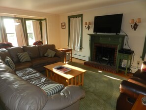 Smart TV, fireplace, DVD player, ping pong