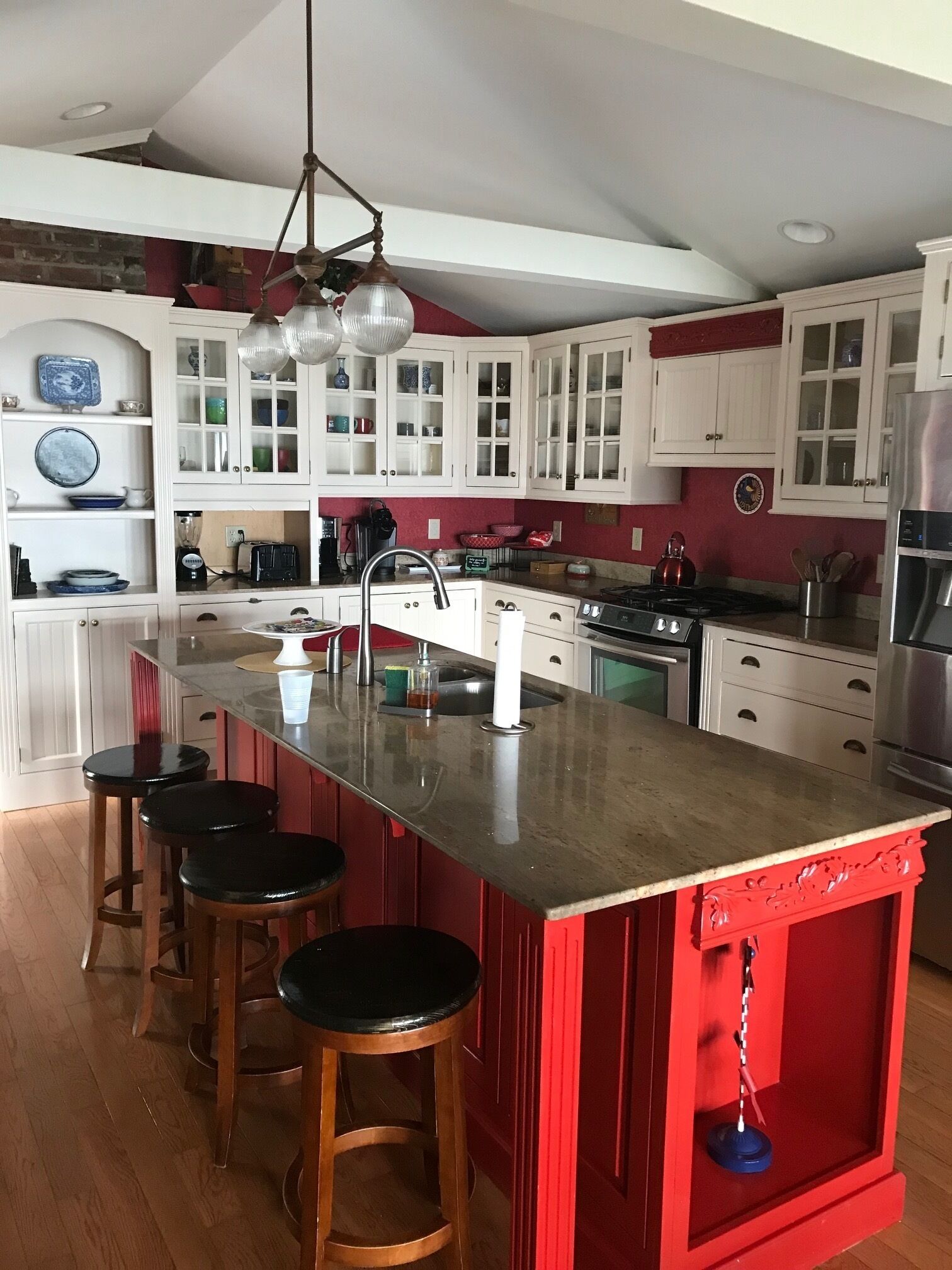 Kylskåp, mikrovågsugn, ugn och spishäll