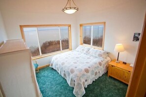 3 bedrooms, iron/ironing board, WiFi, bed sheets - The Lookout (Diamond Ridge)