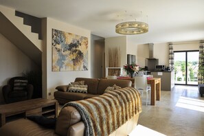 Smart-TV, peis, DVD-spiller og bøker