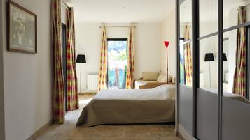 4 bedrooms, iron/ironing board, travel crib, free WiFi